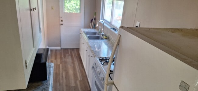 Kitchen - 635 5th St Unit 1