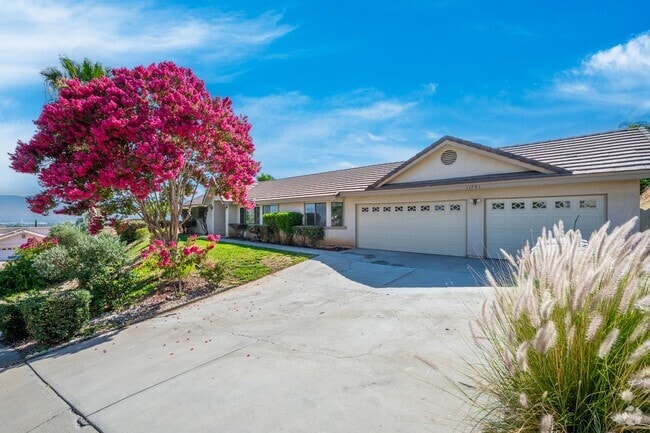 Building Photo - Spacious 4 Bedroom 3.5 Baths with Views!! Rental