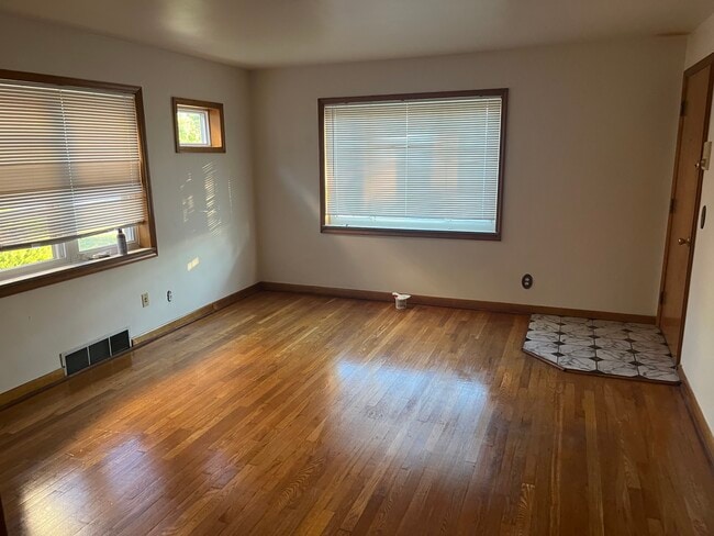 Building Photo - 3556 Schwartze Ave Unit 2