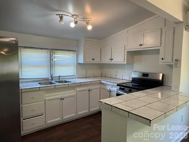 Photo - 534 Logan St