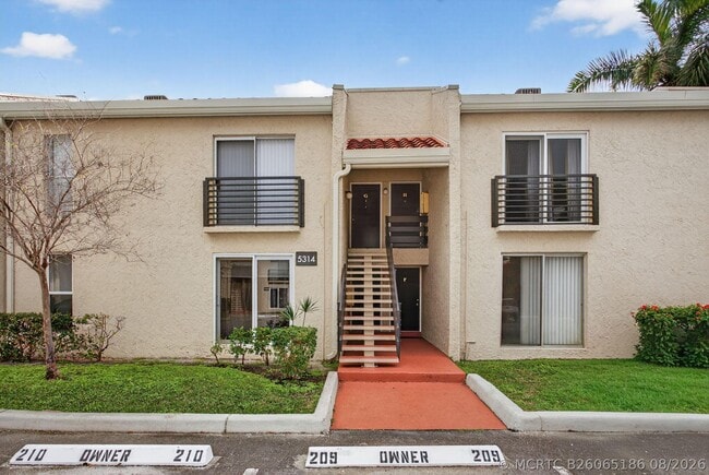 Building Photo - 5314 NE 6th Ave Unit F20