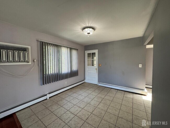 Photo - 6 Universal Ave Casa