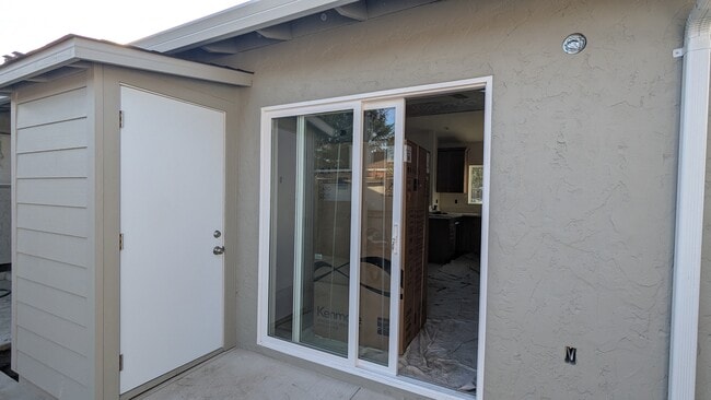 Entrada deslizante trasera - 1047 Brommer St Unidad 1047B