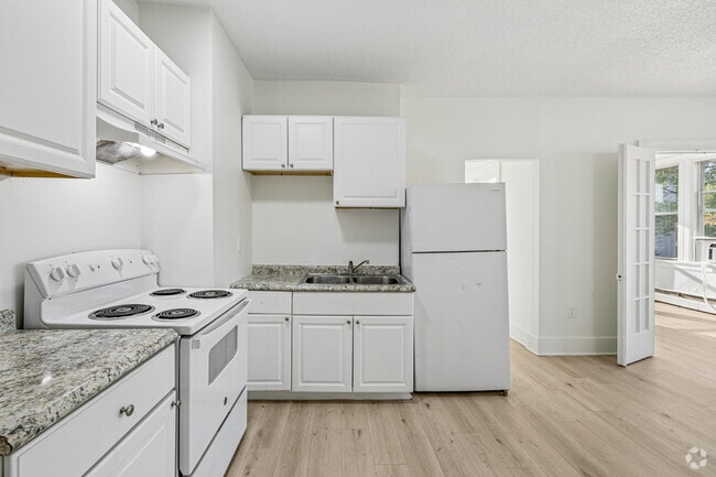 2BR, 1BA - 800SF - Kitchen