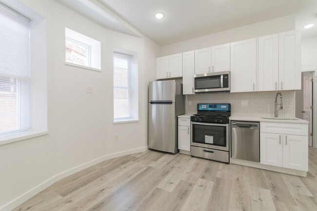 Photo - Modern & Renovated apartment with in-unit washer & dryer Unit 2R