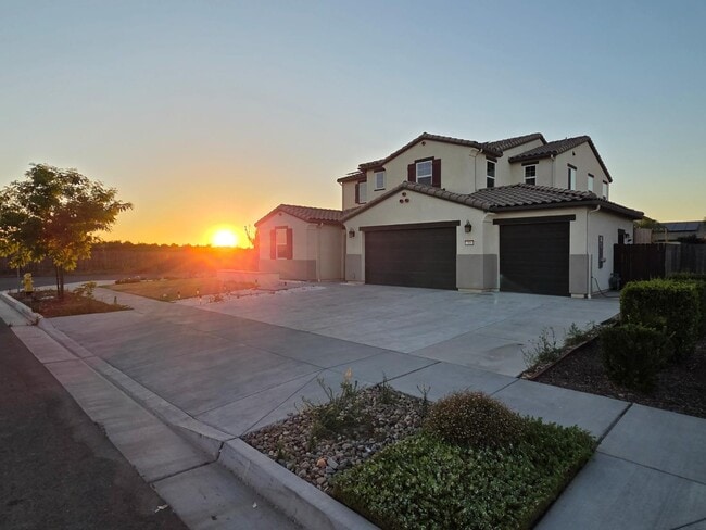 Photo - 705 Skansen St