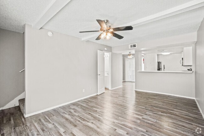 2 habitaciones, 1.5 baños - 1050 pies cuadrados - Sala de estar - Woodside Villas Apartments