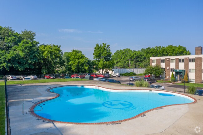 Pool - Jordan Court Apartments