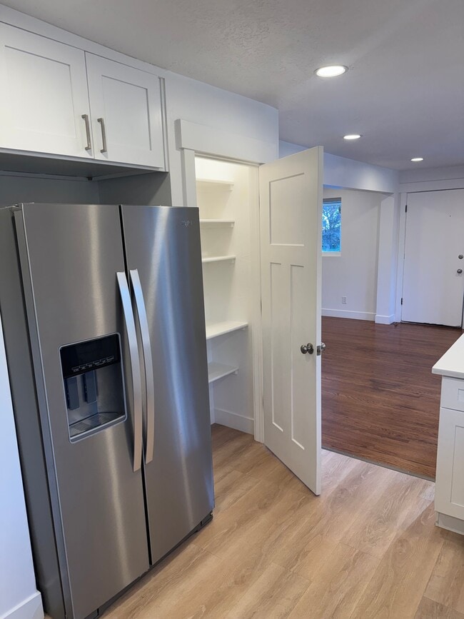 1953 View St E