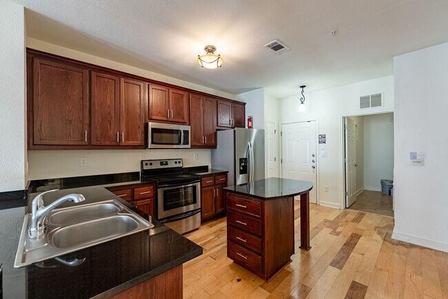 Photo - 910 W 25th St Unit 504