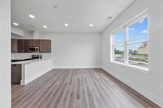 Photo - 660 Grand St Unidad 408