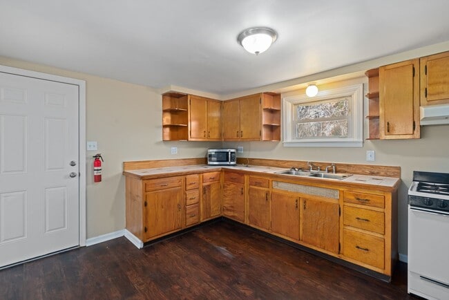 Building Photo - MOVE IN SPECIAL! SCORE HALF OFF 1ST MONTH'...