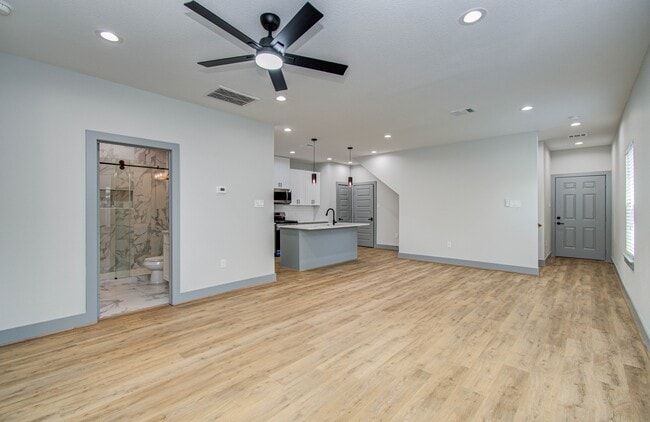 Photo - 835 S Victory Dr