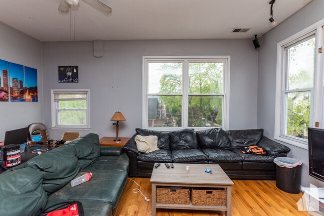 Building Photo - 2057 W Roscoe St Unit 3