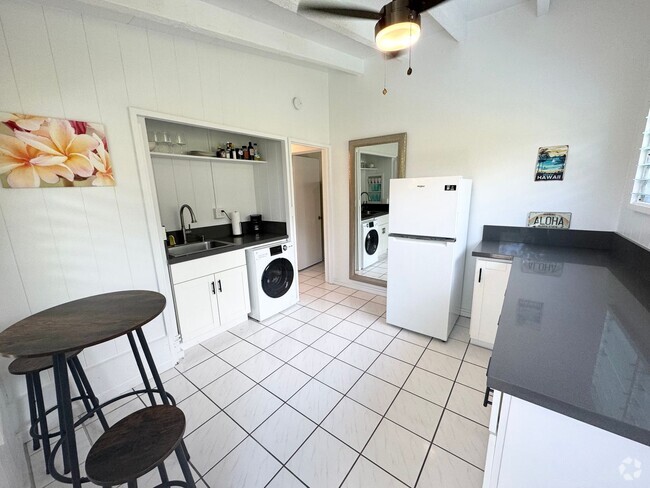 Building Photo - Ready for move in! 1 bedroom w/ parking in... Rental