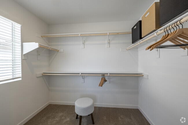 4BR, 3BA - 1,500SF - Closet