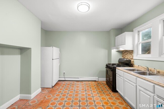 Photo - 48 Lockwood Ave Unidad First Floor