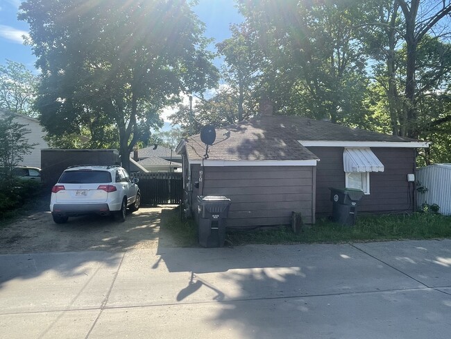 2bedroom house, parking and fenced in backyard - 315 Rose St House