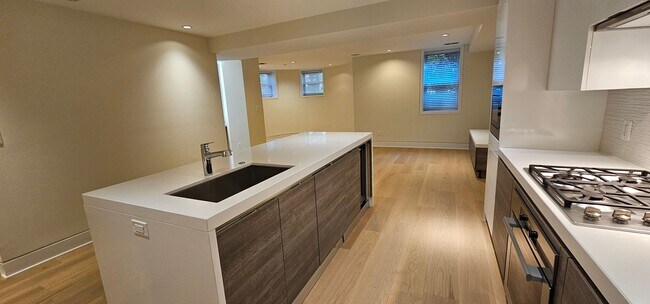 Photo - Luxurious 2 Bed 2 Bath Garden Level Condo ... Unidad 1