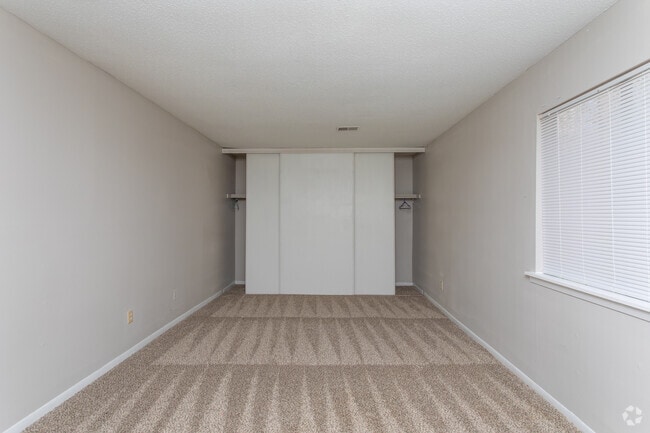 2BR, 2BA - 1100SF