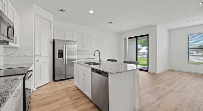 Photo - 5600 NW Coventry Cir