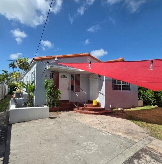 Building Photo - 1619 NW 27th St Unit Rear