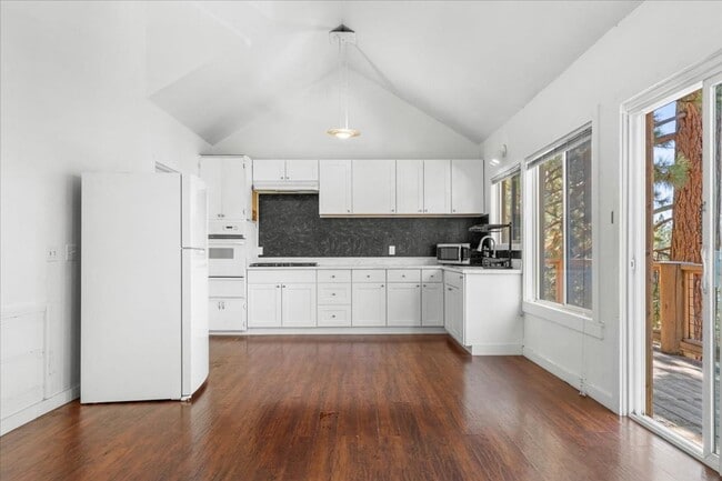 Building Photo - 405 - BEAVER DUPLEX Unit BEAVER - UPPER