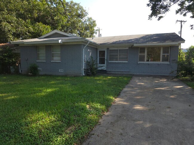 Building Photo - 4 bedroom 1.5 bathroom house!  HOUSING ACC...