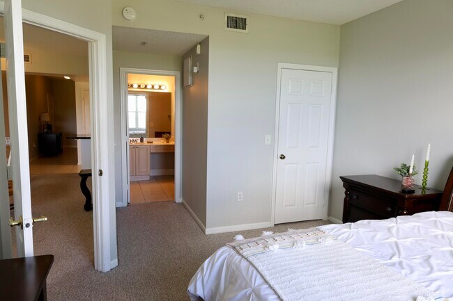 Photo - 2060 Greenview Shores Blvd Unit 319