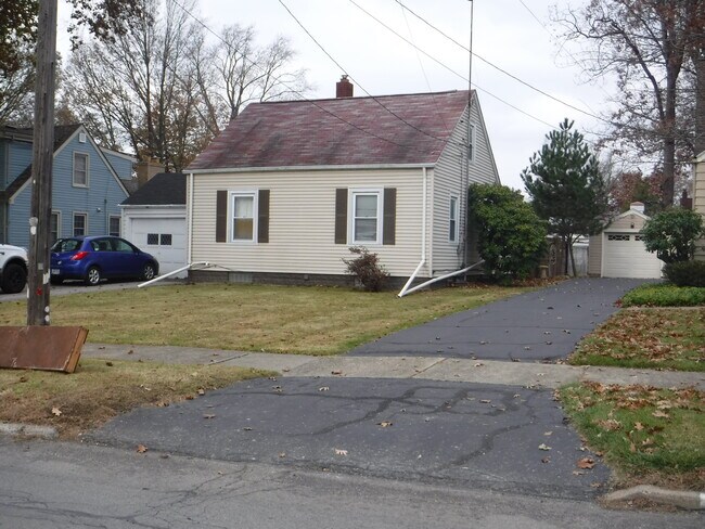 Photo - 1545 Atlantic St NE