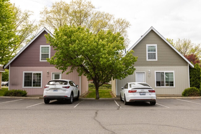 Cottage Grove - 1913 N Chestnut St