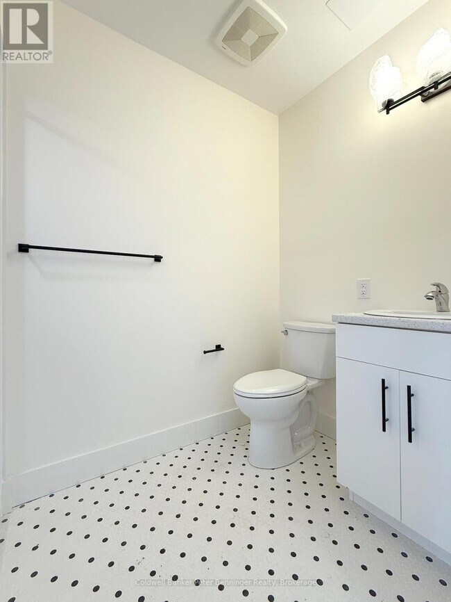 Photo - 202 Queen St S