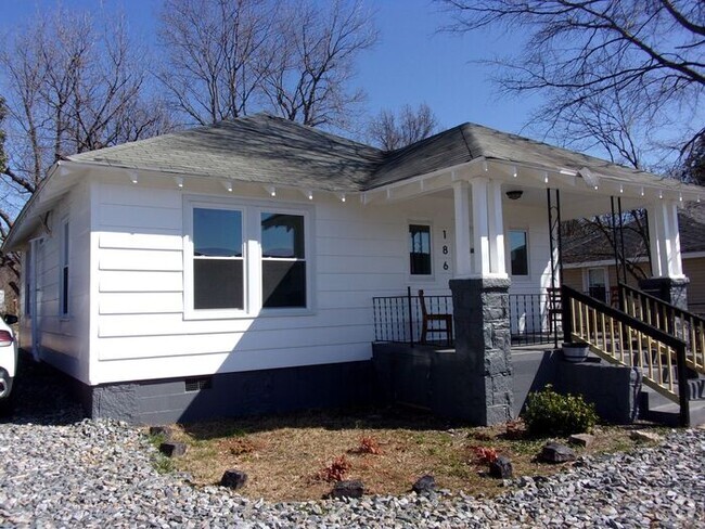 Building Photo - Fully Renovated 3 Bedroom 1 Bath Home