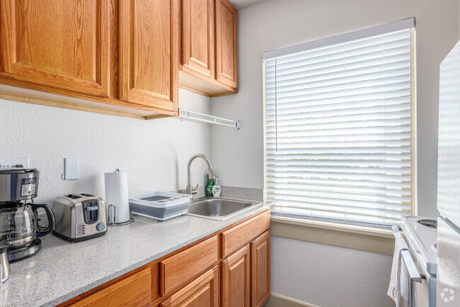 Traditional Studio Apartment - 440SF - Kitchen