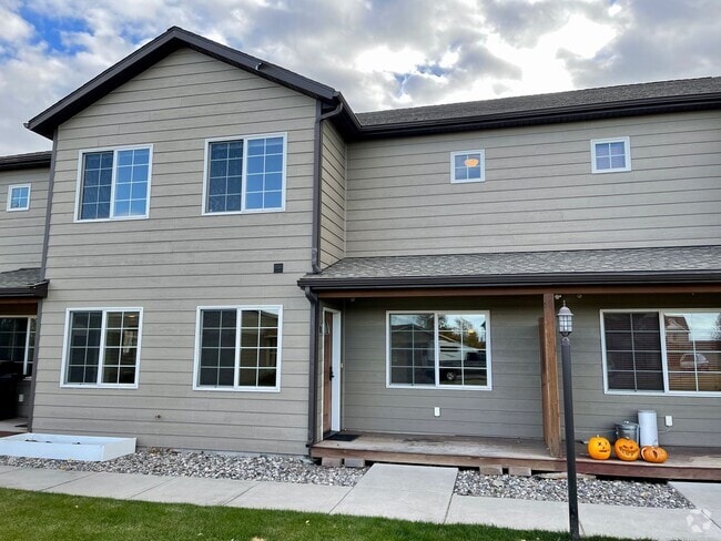Building Photo - Lovely 3 Bed 2.5 home with 2 car garage