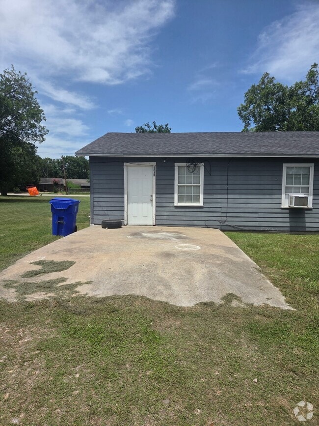 Building Photo - Yoakum - 503 B Unit B Rental