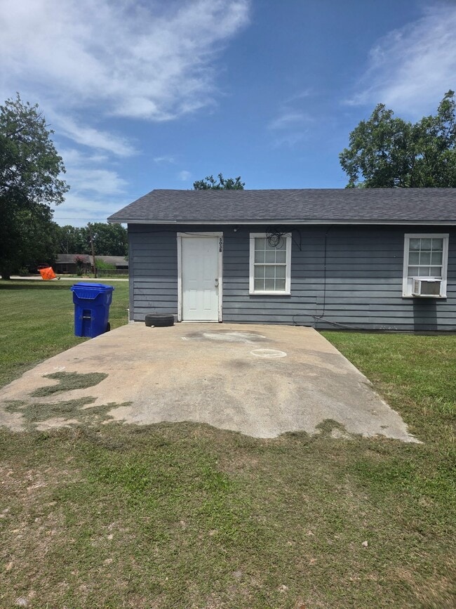 Building Photo - Yoakum - 503 B Unit B Rental