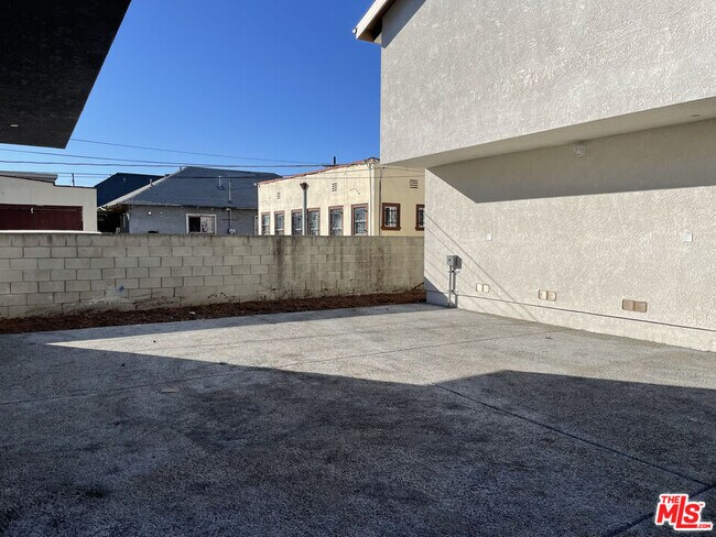 Photo - 708 W 50th St