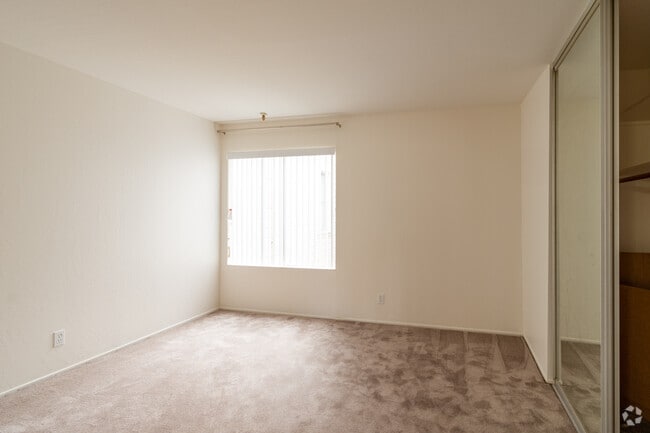 Bedroom 1BR, 1 BA - 610 SF - 4th Avenue Apartments