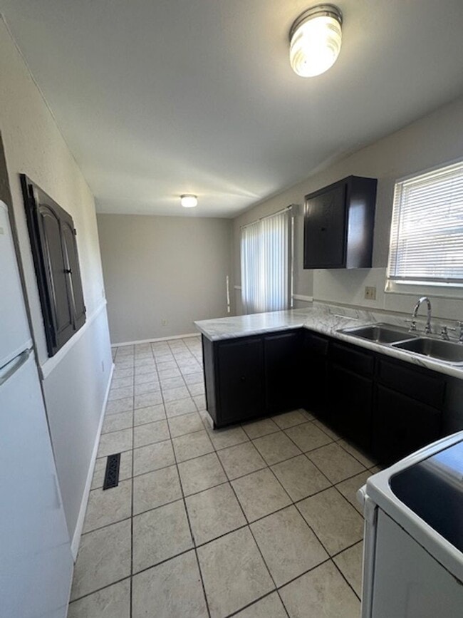 Photo - 2 Bedroom ranch with large backyard- Available now!