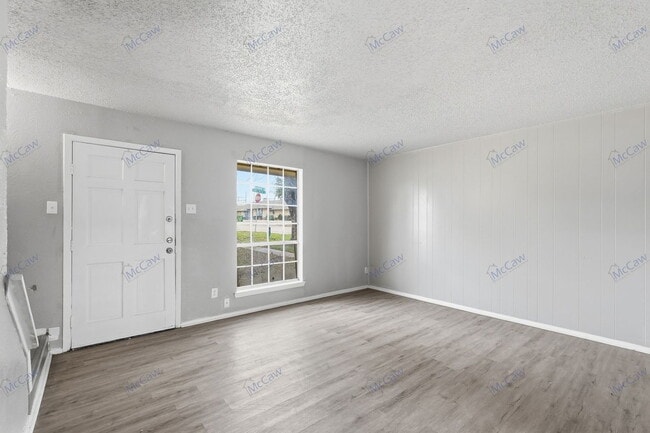 Photo - 304 Candlewood Ln