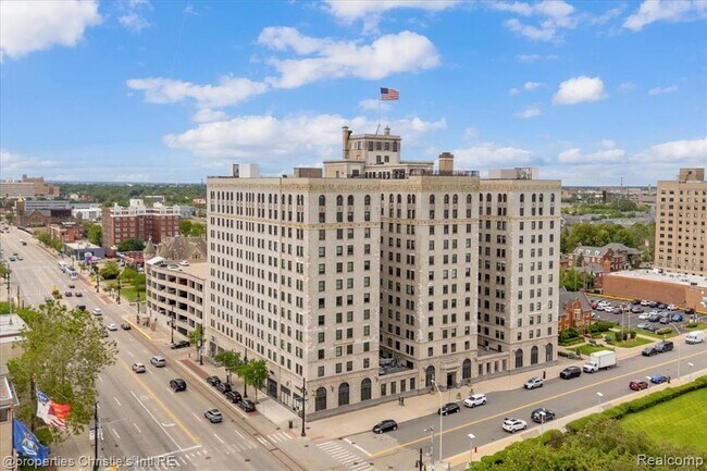 Building Photo - 15 E Kirby St Unit 815