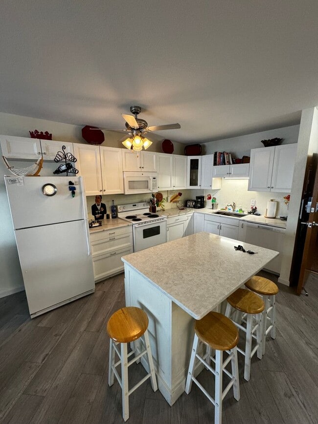 Building Photo - AVAILABLE October 1 2025 to May 15 2026 only! Rental