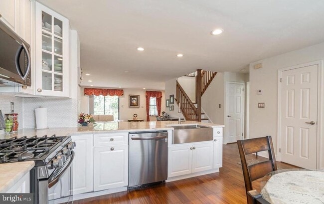 Photo - 2074 Yorktown S