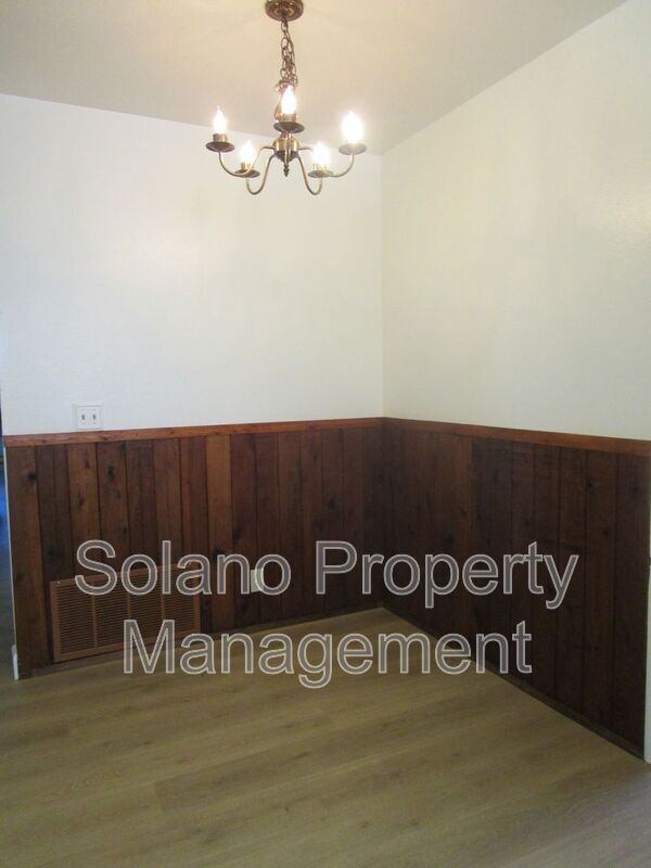 Photo - 110 Oxford Ct