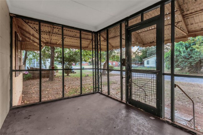 Photo - 2614 Skyline Ave