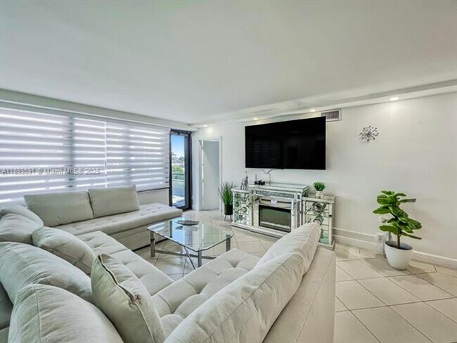 Photo - 5225 Collins Ave Unit 5225 Collins Ave appt 517