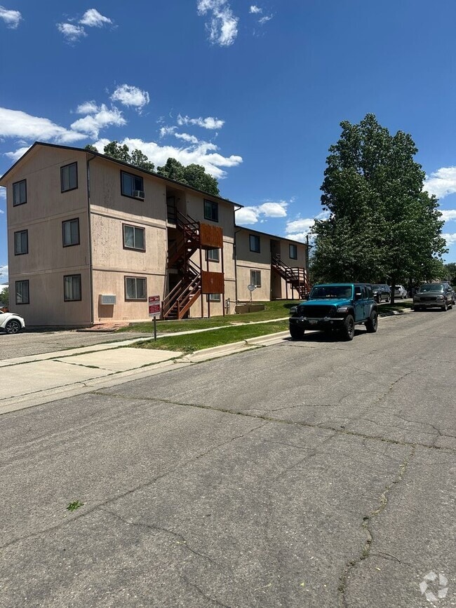 Building Photo - Largo Studio Apartment located in Downtown...