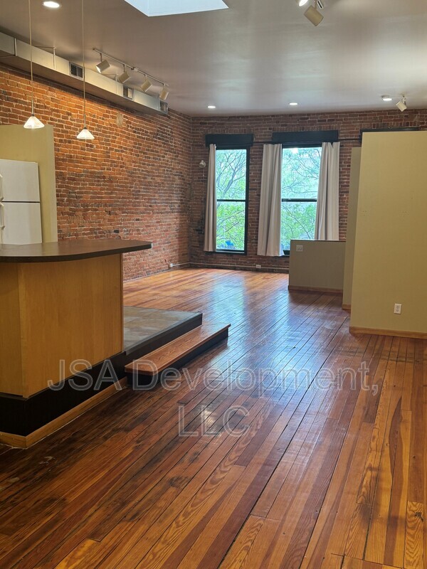 Building Photo - 220-224 E 4th St