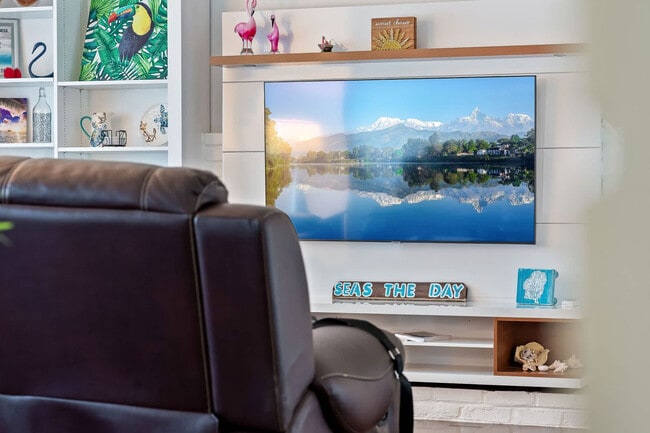 Building Photo - 1341 Bayview Dr Unit ID1438676P